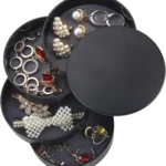Mini organizador de joyas portátil, 4 niveles, negro, con aretes, pulseras, anillos y collares.