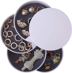 Mini organizador de joyas portátil blanco de 4 niveles con collares, aretes, anillos y pulseras.