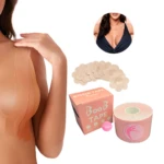 Cinta Boob Tape color piel y pezoneras florales para realce y soporte.