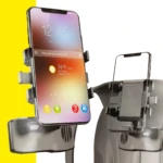 Soporte Holder Pinza de Morral para celular, con dos móviles sujetos y fondo amarillo y blanco.
