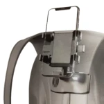 Soporte para celular con pinza gris que se sujeta a morral, ideal para senderismo y ciclismo.