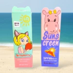 Dos protectores solares Kiss Beauty en caja con diseño infantil de playa: uno de fresa SPF 50 y otro de hipopótamo SPF 90.