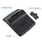 Reverso de calculadora electrónica negra mostrando compartimento de batería AA, tapa y bases antideslizantes.