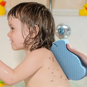 Esponja exfoliante 3D azul con textura de escamas, ideal para baño de niños, limpiando suavemente su piel.
