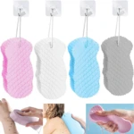 Esponjas exfoliantes 3D en rosa, blanco, azul y gris con textura de escamas y colgador para baño.