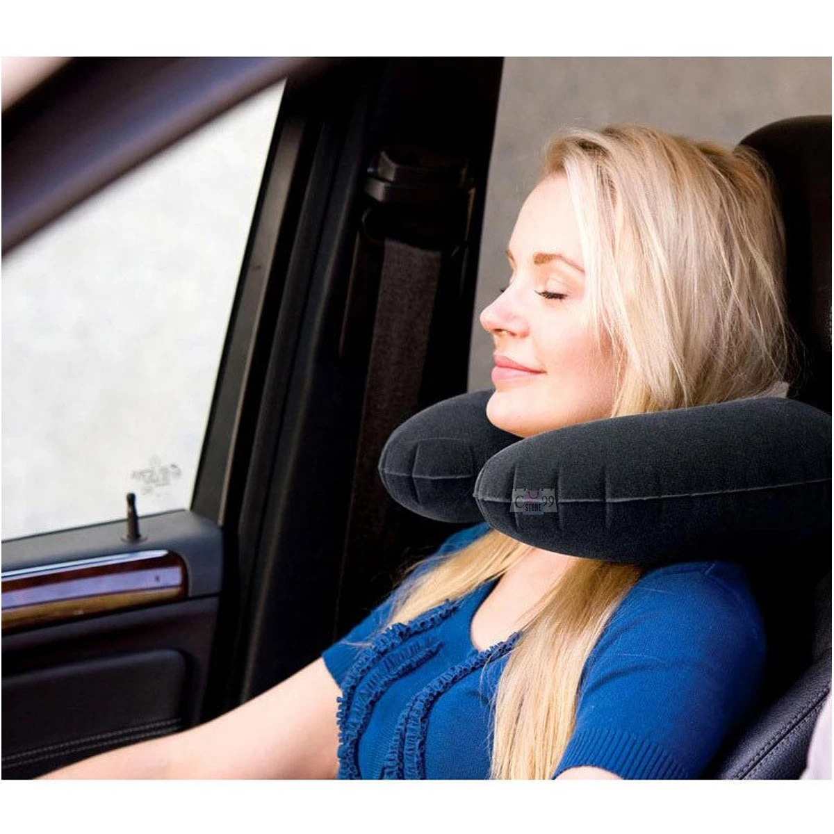 Mujer rubia en coche usando cojín de viaje cervical inflable negro para mayor comodidad.