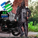 Set de 3 impermeables negros reflectivos para moto, con detalle de franjas blancas en mangas y pantalón.