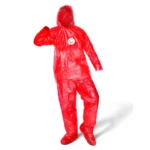 Traje impermeable rojo para moto, completo con capucha y cubrebotas, ideal para lluvia.