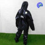 Set impermeable de moto negro, dos piezas, con logo de carrito, visto de atrás.