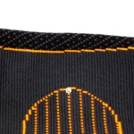Rodillera deportiva negra con detalle naranja en forma de abanico y borde superior texturizado.