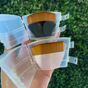 Set de 2 brochas para base Daubigny en estuche, negro y rosa. Ideal para maquillaje viral.