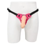 Arnés erótico rosa adaptable para mujer con falo de silicona, diseñado para uso íntimo y manos libres.