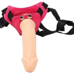 Arnés erótico rosa con un dildo beige acoplado, ideal para uso íntimo con manos libres.