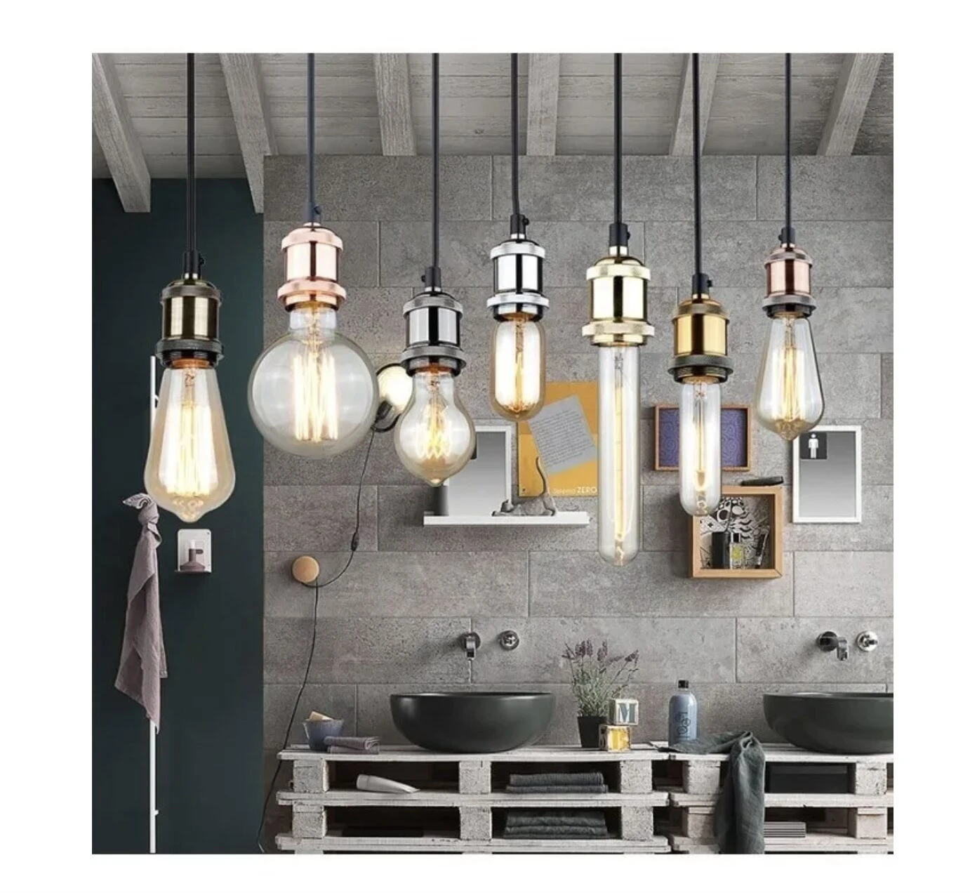 Portalámparas colgantes vintage con bombillas Edison y acabados cobre, oro y plata en baño.