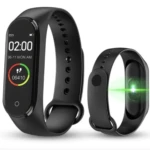 Reloj inteligente deportivo negro con pantalla de hora, fecha y pulsómetro, junto a otro smartwatch con sensor verde.