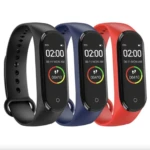 Relojes inteligentes en negro, azul y rojo, mostrando hora 02:00, fecha y pasos.