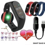 Smartwatch M4 negro con pantalla digital, tres bandas de colores y accesorios de carga, ideal para monitorear salud.