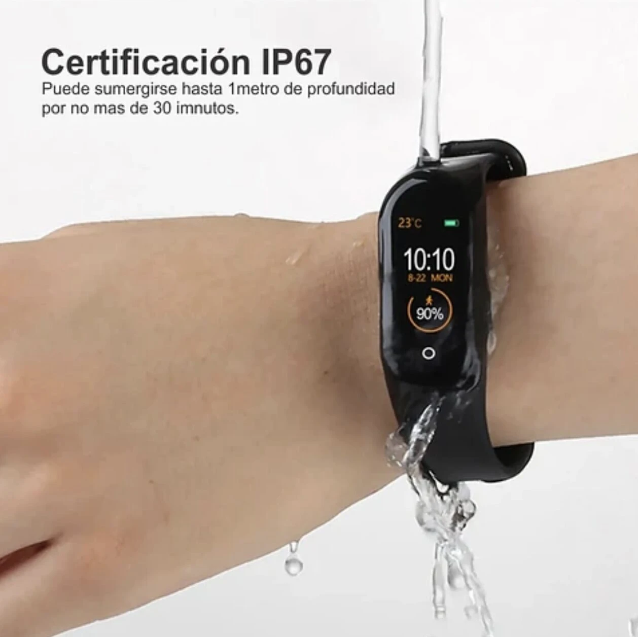 Pulsera inteligente negra sumergible IP67 mostrando hora, fecha y 90% de batería con agua cayendo sobre ella.