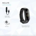 Reloj inteligente negro M4 con cable USB y manual, muestra hora, fecha y pasos.