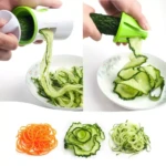 Cortador espiral de pepino y zanahoria creando fideos y rodajas decorativas.