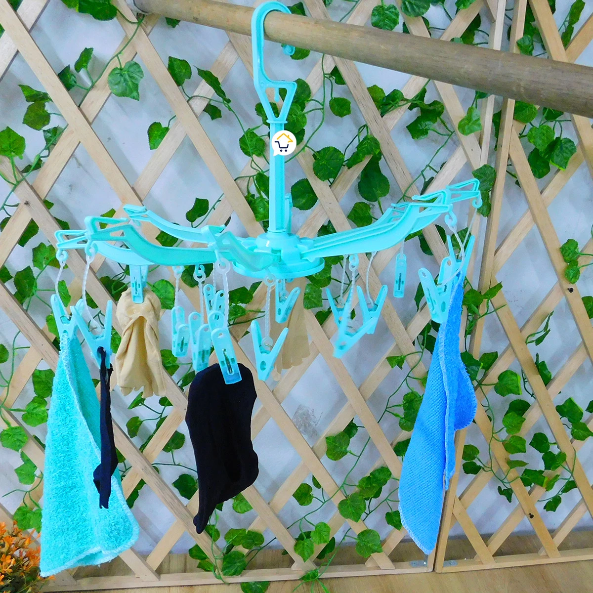 Colgador de ropa azul con 22 pinzas, ideal para tender calcetines y prendas pequeñas.