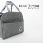 Lonchera térmica portátil gris con asas, bolsillo frontal y logo circular "Lunch Bag Travel".
