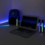 Barra de luz LED rítmica para escritorio, con MacBook Air y altavoz, ilumina ambiente.