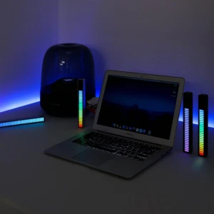 Barra de luz LED rítmica para escritorio, con MacBook Air y altavoz, ilumina ambiente.