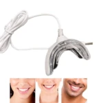 Dispositivo de blanqueamiento dental Luxsmile con férula de silicona transparente y cable de conexión, junto a tres personas mostrando dientes blancos.