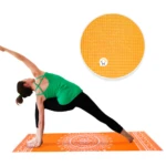 Tapete de yoga naranja con mandala blanco, mujer en postura extendida.