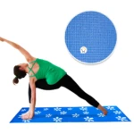 Tapete de yoga azul con flores blancas, textura antideslizante, mujer practicando postura guerrero invertido.