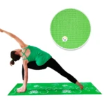 Tapete de yoga verde antideslizante con diseño de lotos blancos. Mujer practicando postura extendida.