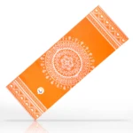 Tapete de yoga naranja con mandala blanco y borde decorativo.