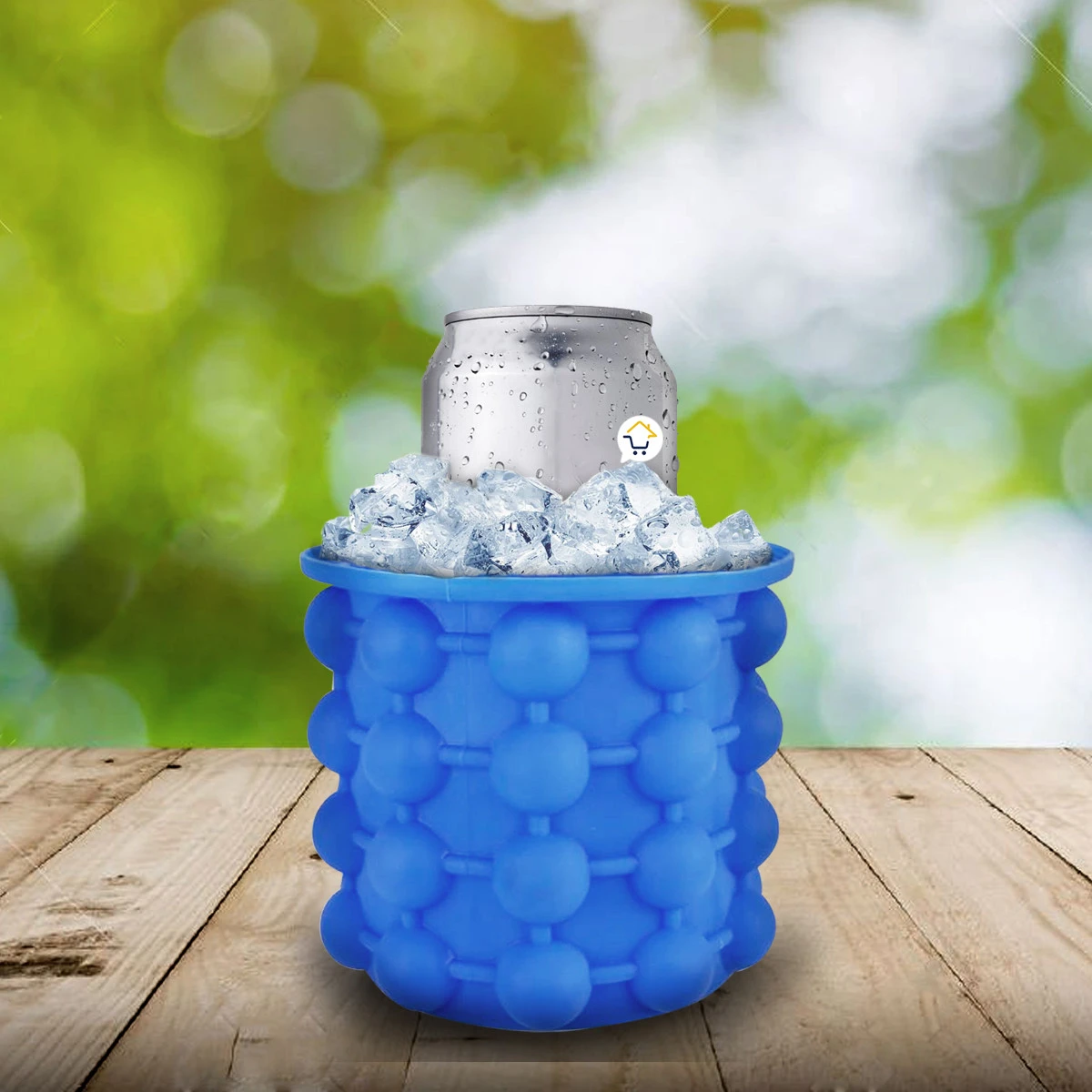 Mini hielera azul de silicona con lata de refresco y cubitos de hielo sobre mesa de madera.