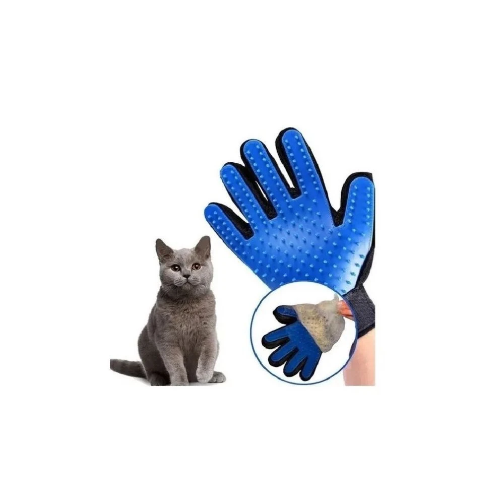 Gato gris sentado al lado de guante azul de silicona con múltiples púas para cepillar y quitar pelo de mascota.