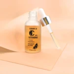 Serum 10 Vitamina C con ácido hialurónico, antioxidante y anti-edad en frasco de vidrio y gotero.