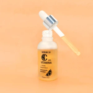 Serum 10 Vitamina C con ácido hialurónico, antioxidante y anti-edad, en frasco de vidrio con gotero.