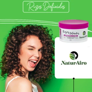 Mujer sonriente de cabello rizado junto a tarro blanco de Crema para Peinar Rizos Definidos NaturAfro con tapa fucsia, sobre fondo verde vibrante.