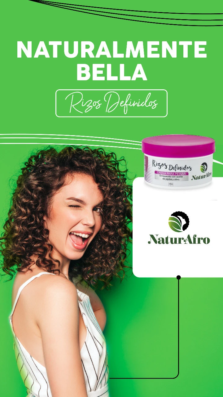 Mujer sonriente de cabello rizado junto a tarro blanco de Crema para Peinar Rizos Definidos NaturAfro con tapa fucsia, sobre fondo verde vibrante.