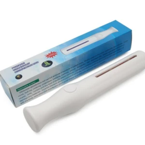 Lámpara desinfectante UVC portátil blanca, ideal para desinfectar objetos y superficies del hogar, sin químicos.