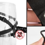 Arnés de rol negro con correas ajustables, broches de metal y accesorio de sujeción.