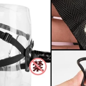 Arnés de rol negro con correas ajustables, broches de metal y accesorio de sujeción.