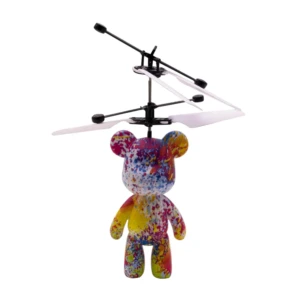 Spinner volador de oso con diseño salpicado de colores, hélices blancas y base negra.