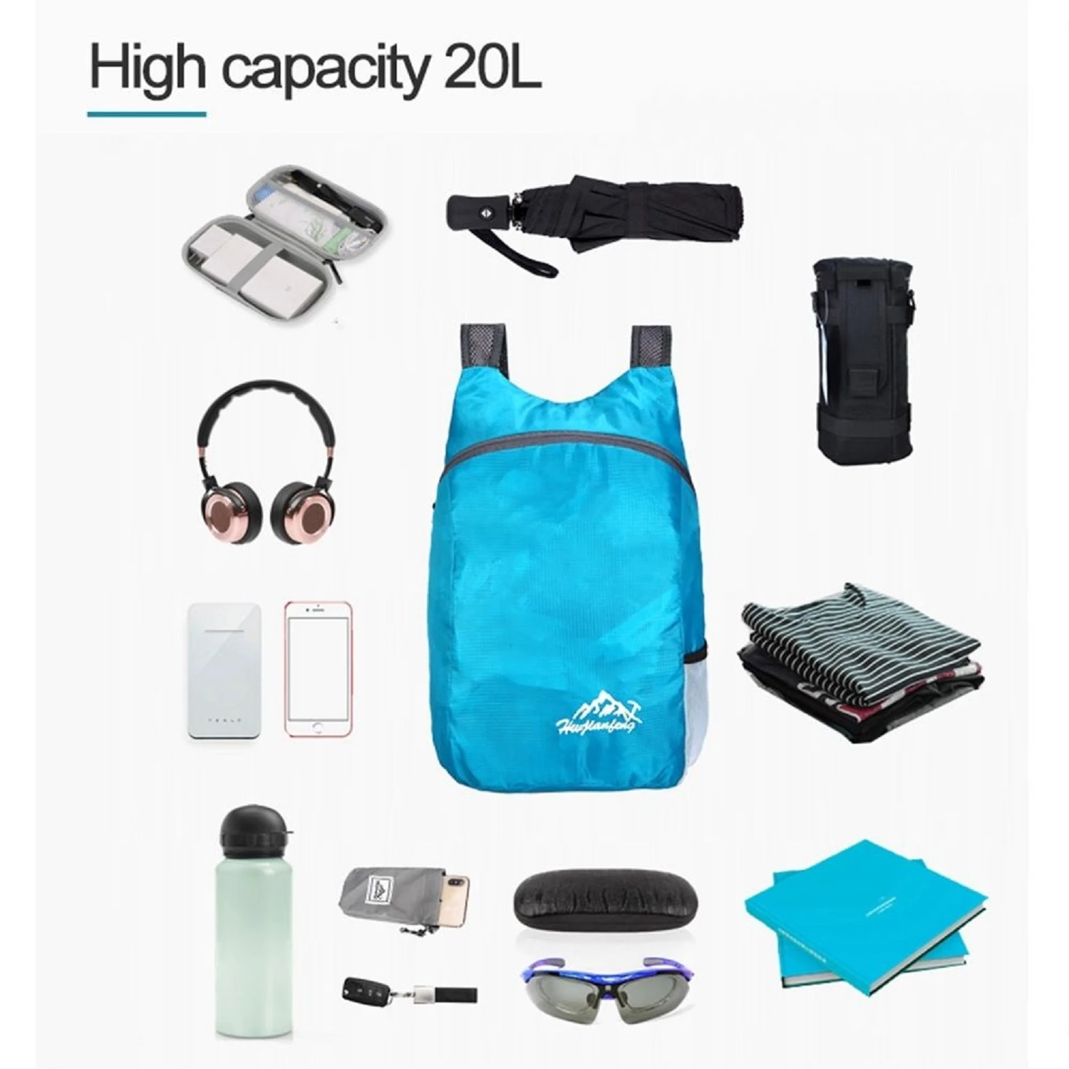 Mochila plegable azul 20L, ideal para viajes, con accesorios de viaje como audífonos, paraguas y libros.
