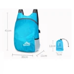 Mochila plegable azul de 41x30x11cm, resistente al agua, ideal para viajes, se guarda en un estuche de 12x7cm.