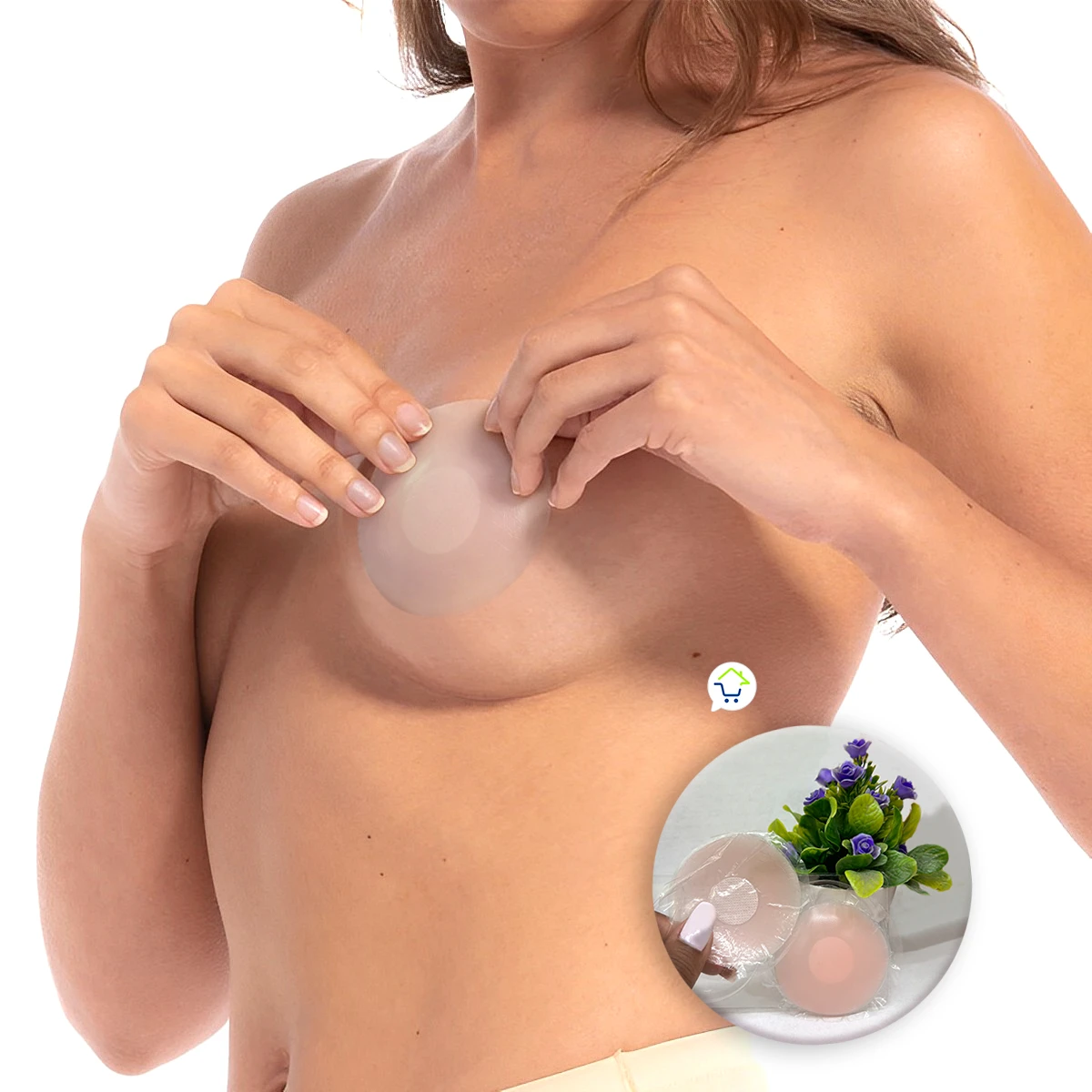 Mujer sosteniendo un cubre pezones invisible de silicona color piel, con un detalle circular que muestra el producto empacado junto a unas flores.