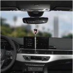 Colgante para retrovisor de carro con escudo de Umbrella Corporation y cadena de cristal plateada.