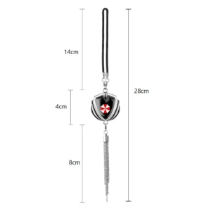 Adorno colgante retrovisor negro con emblema rojo, 28cm total, con borla plateada y aro.