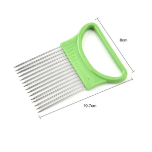 Tenedor sujetador de verduras verde con 12 púas metálicas para cortar cebollas y alimentos.