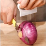 Tenedor sujetador de cebolla roja con cuchillo para cortar, ideal para cocina.